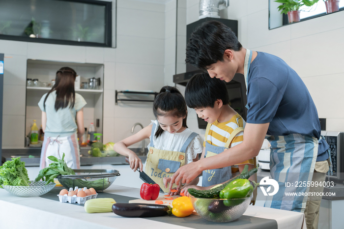 年轻父母教孩子学做饭