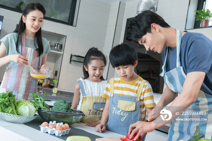 年轻父母教孩子学做饭