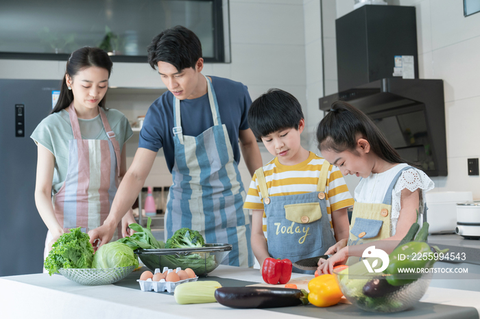 年轻父母教孩子学做饭