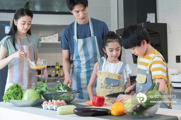 年轻父母教孩子学做饭