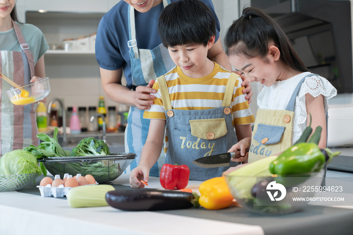 年轻父母教孩子学做饭