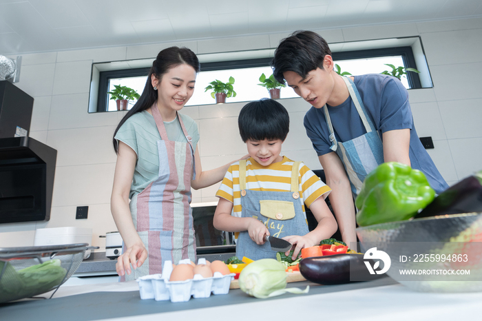 年轻父母教儿子学做饭