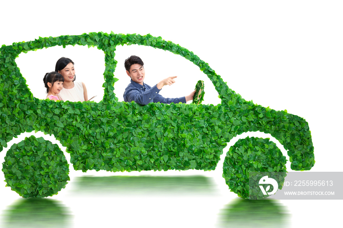 快乐的一家人驾驶绿色环保汽车出行