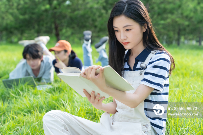 大学生在校园里看书学习