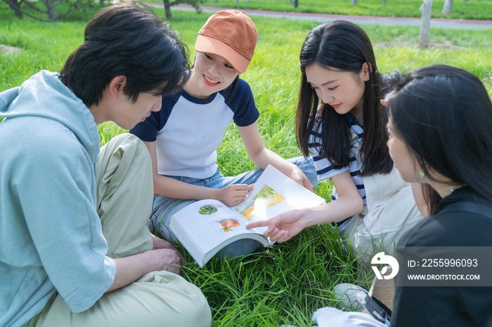 大学生在校园里看书学习