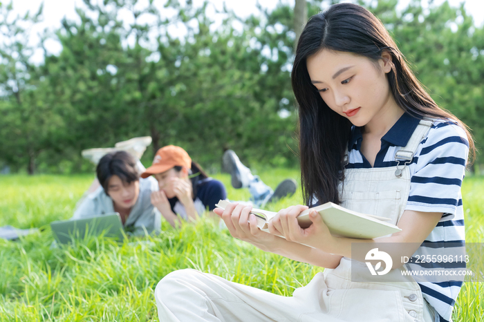 大学生在校园里看书学习