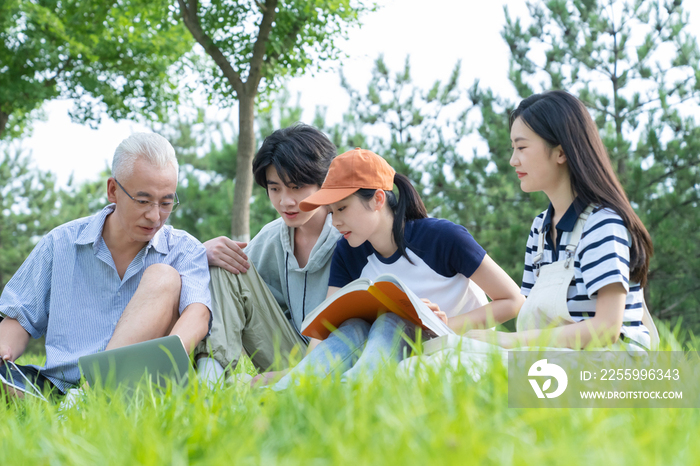 老师和大学生坐在校园里交谈