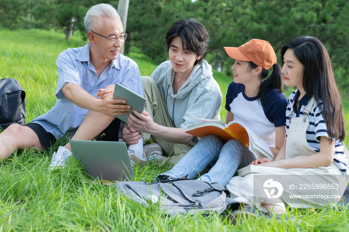 老师和大学生坐在校园里交谈