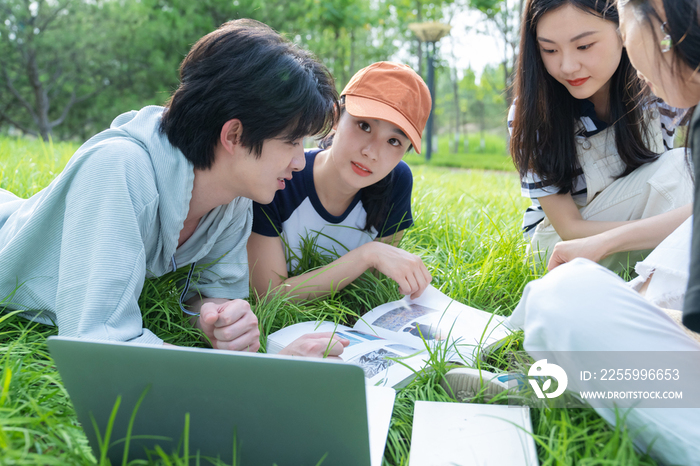 大学生在校园里看书学习