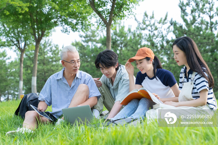 老师和大学生坐在校园里交谈