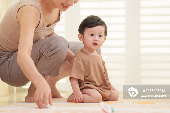 年轻妈妈陪伴宝宝玩耍