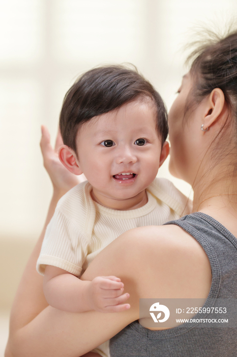 年轻妈妈抱着可爱的宝宝