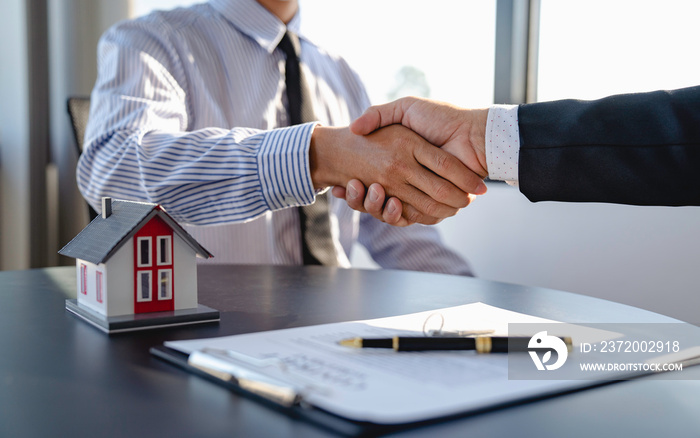 房地产商人在办公室握手进行企业合并团队合作成功谈判
