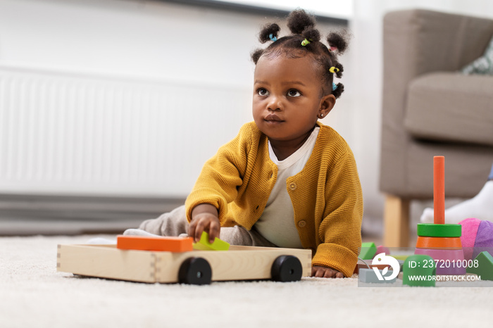 童年与人的概念-小非洲裔美国女婴在家玩玩具积木