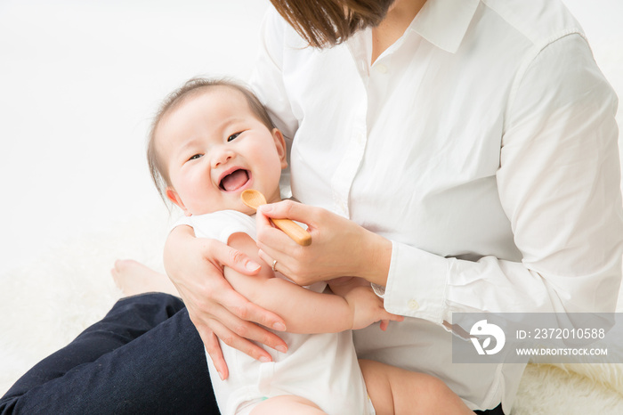 離乳食を食べる赤ちゃん（笑顔）