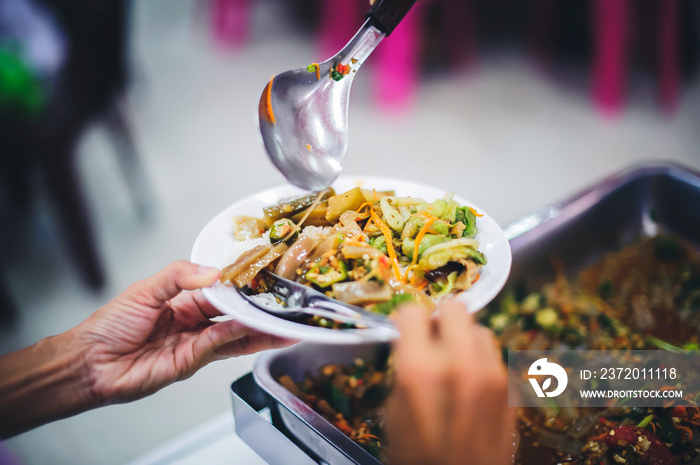 向穷人提供食物，乞丐的手从服务提供者那里获得慈善食物：概念o