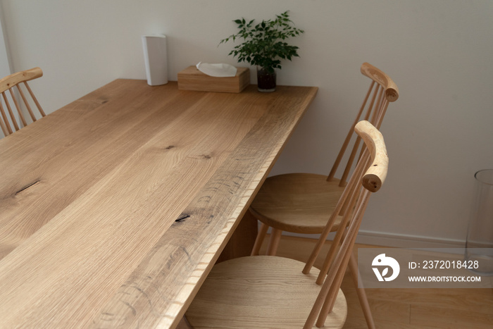 木のテーブルと椅子　無垢材　無垢　木　質感　余白　コピースペース　文字スペース　背景素材　背景　グラフィック素材