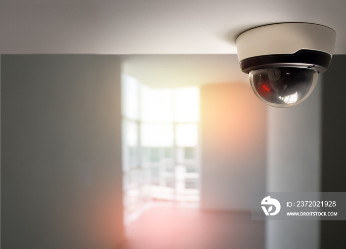 安装在天花板上的安全摄像头监控