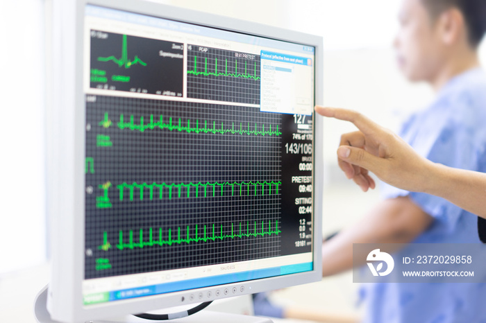 医生通过运行测试来检查患者的心率和脉搏，以保护心脏病发作。