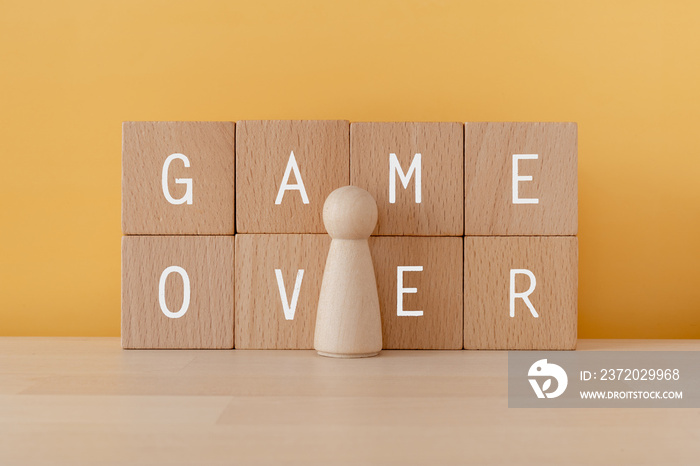 ゲームオーバー｜「GAME OVER」と書かれた積み木と人形