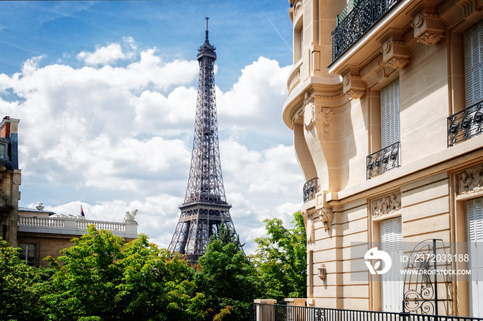 eiffel tour and Paris street