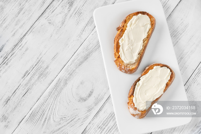 Toasts with cream cheese