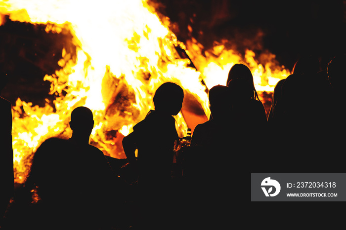 以色列青年在篝火旁庆祝犹太节日Lag Baomer，这是犹太教堂的节日