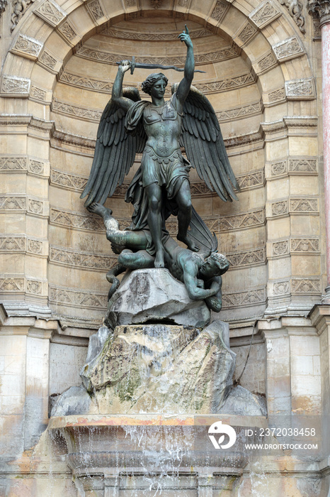 巴黎圣米歇尔喷泉雕像