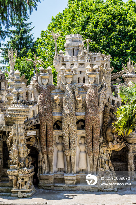 Palais Idéal du Facteur Cheval, les 3 géants