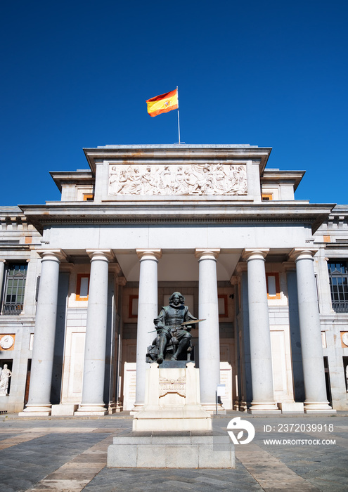 迭戈·贝拉斯克斯雕像在马德里普拉多博物馆旁边