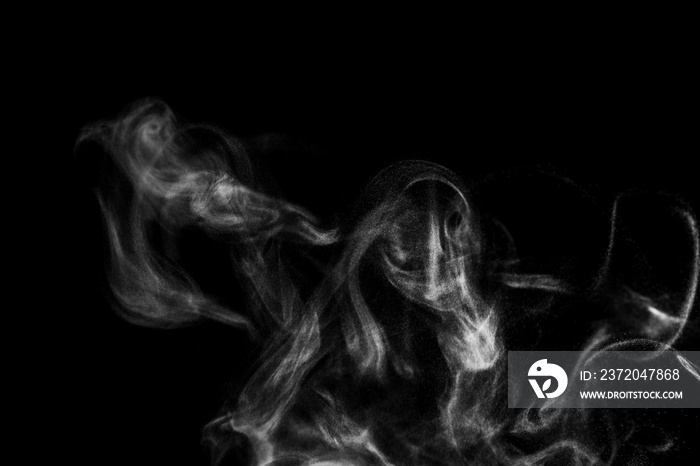 纯黑背景上的白色自然蒸汽沸腾烟雾效果，带有抽象模糊运动波s