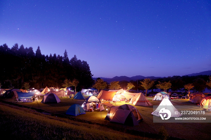 夏の星空とキャンプ場