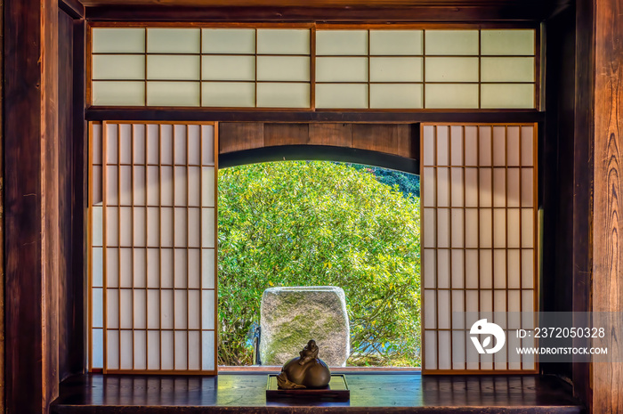在这些日本设计的建筑中，木百叶窗和纸百叶窗为观赏花园创造了开放的窗户