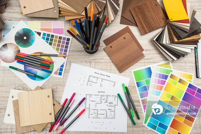 创意办公桌上有纸和木制颜色采样器的建筑蓝图