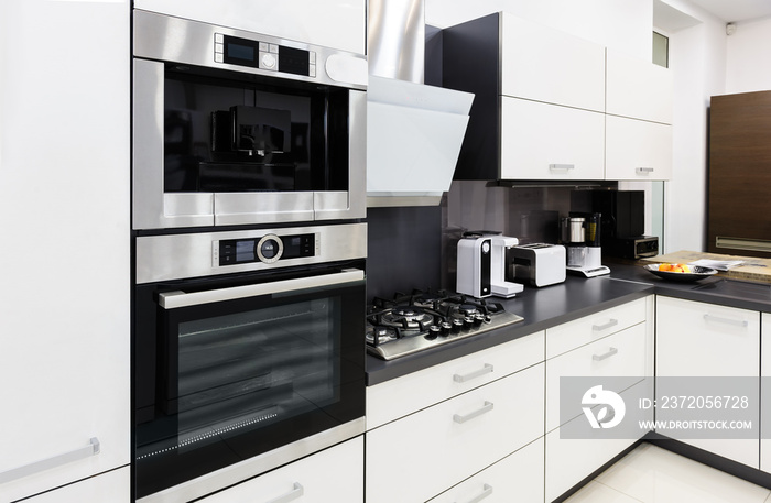 现代高科技厨房，干净的室内设计