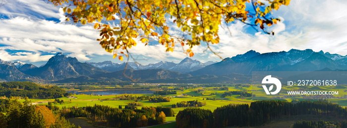 Panorama Landschaft in Bayern mit Hopfensee im Allgäu und der Bergkette der Alpen mit Berg Säuling v