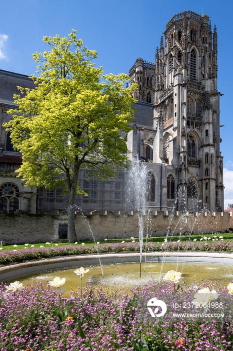 Die Kathedrale Saint-Etienne im französischen Toul in der Seitenansicht mit einem Park und Springbru