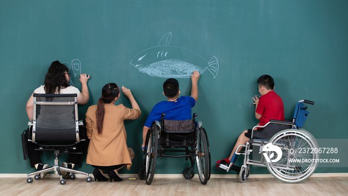 教室里的一群特殊学生，一个唐氏综合症女孩，两个残疾男孩和可爱的亚洲人