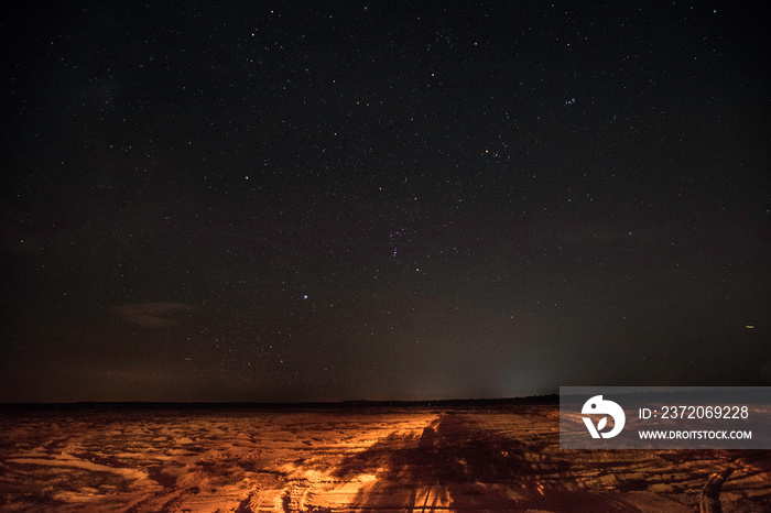 Noc na pustkowiu pokrytym piaskiem przypominającym widok z Marsa.