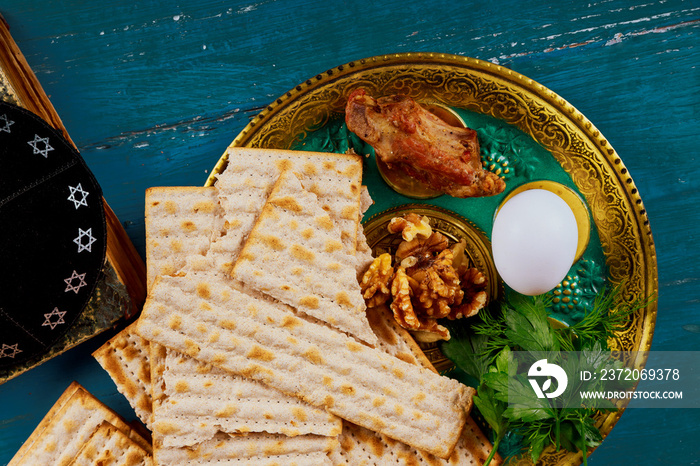 逾越节犹太节日面包在木桌上。