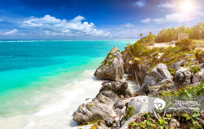 Die Küste von Tulum mit türkisem Ozean und Maya Ruinen, Karibik, Mexiko