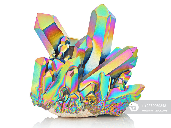 惊人的彩色闪烁石英彩虹钛Aura晶体集群特写，孤立在白色bac上