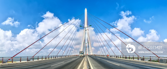 全景Can Tho大桥在美丽的天空中飞溅。这是越南建筑的骄傲