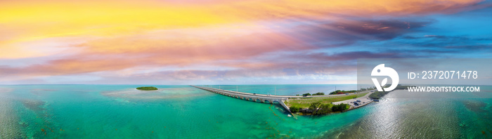 佛罗里达群岛大桥，美丽的日落鸟瞰图