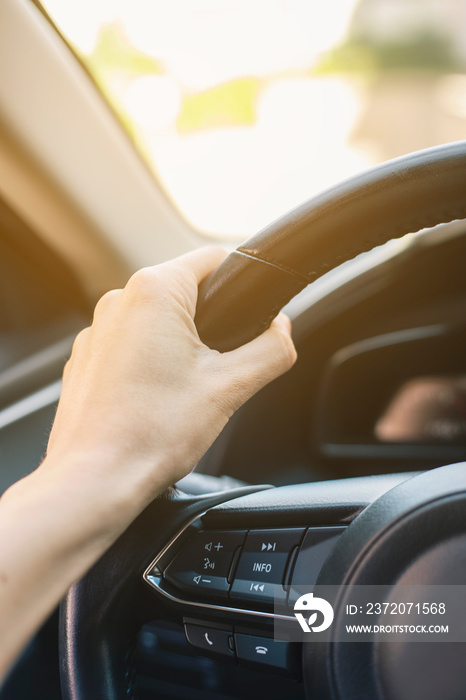 Mano en volante del coche