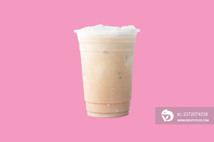 在粉红色粉彩背景上隔离的玻璃杯上的冰咖啡杯或脆咖啡杯