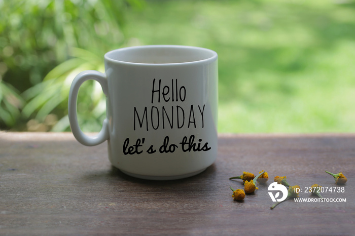 周一励志问候语和白咖啡杯上的笔记-你好，周一。让我们这样做。用litt