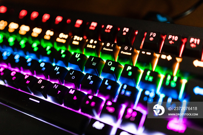 用于在线游戏的多色彩虹色键盘照明特写。