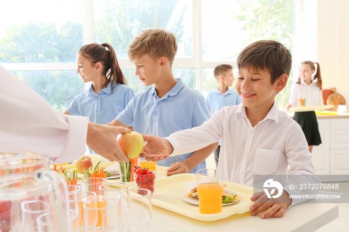 学生在学校食堂接受午餐