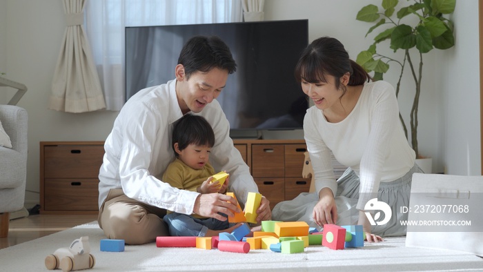 親子三人で楽しそうに積み木で遊ぶ休日